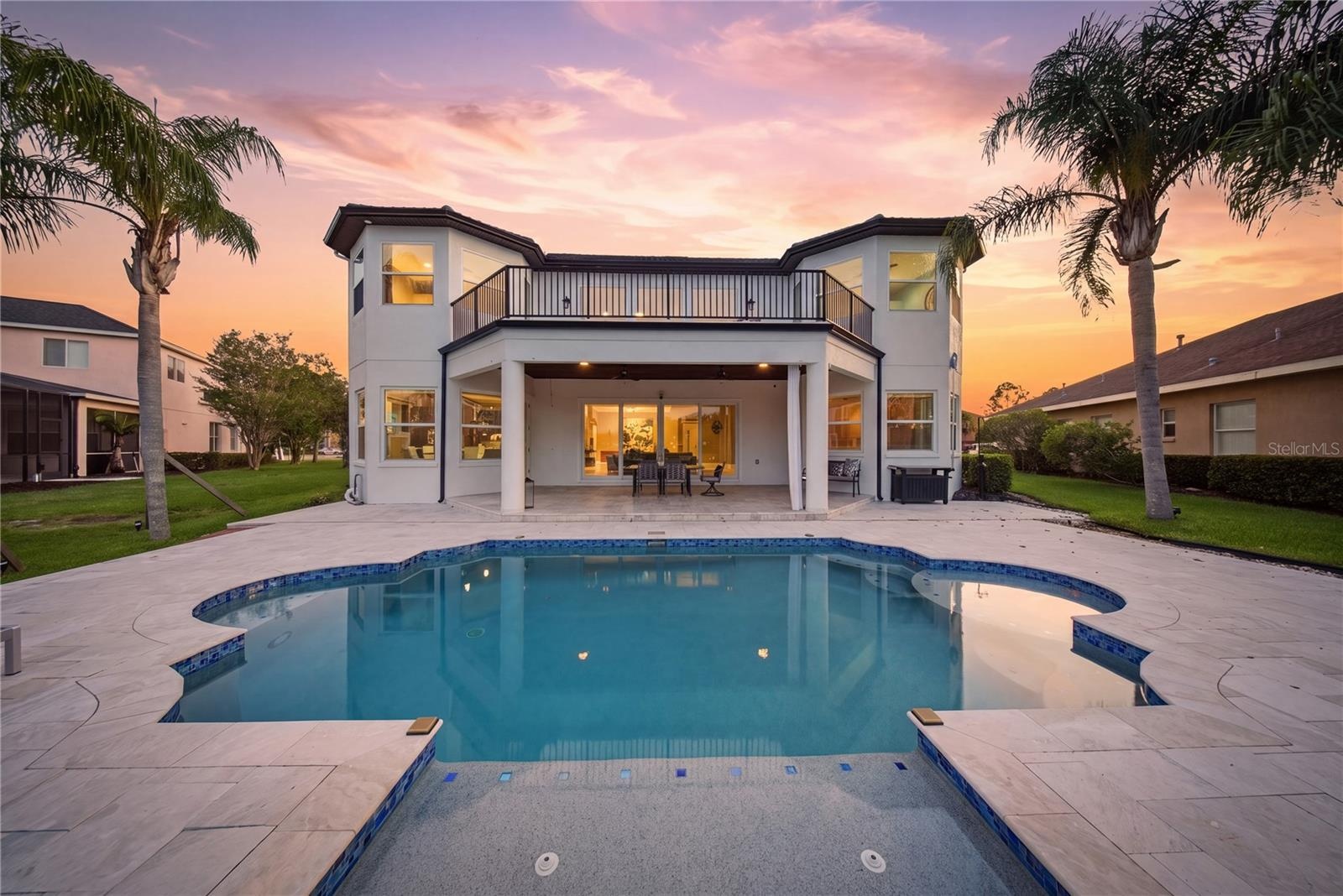 Evenings pool ambiance