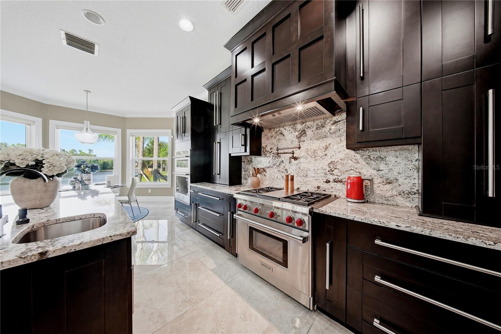 Gas cooktop with hood
