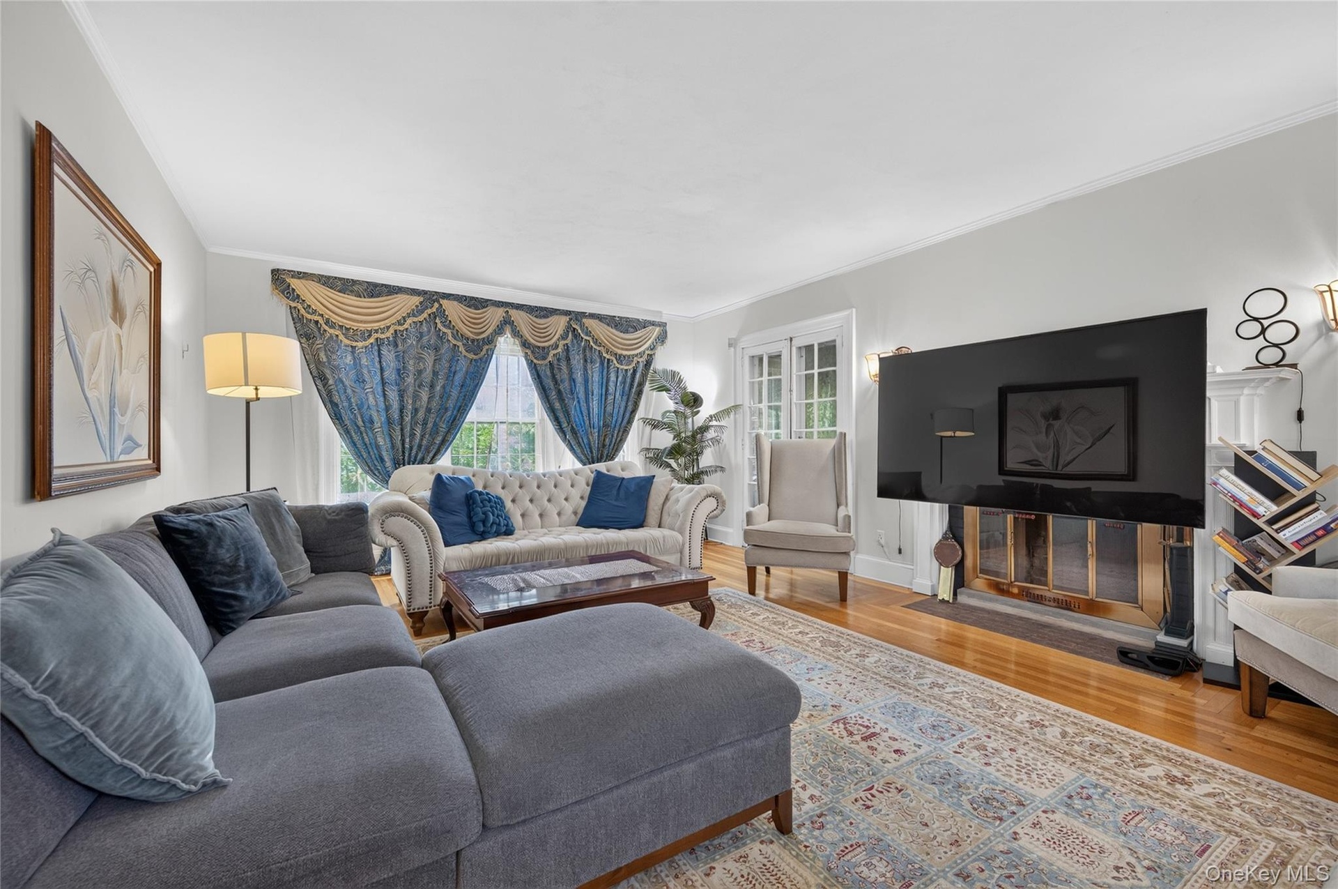 Living Room with fireplace