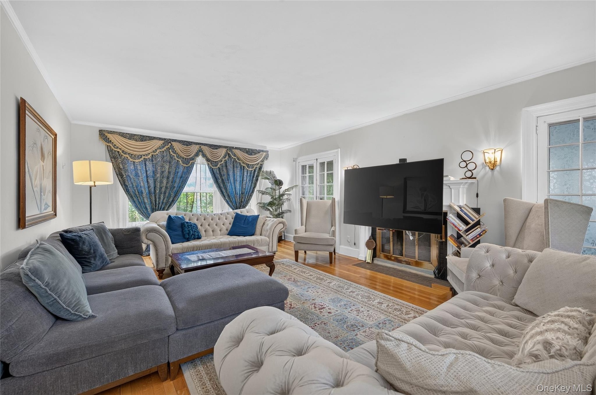 Living Room with fireplace