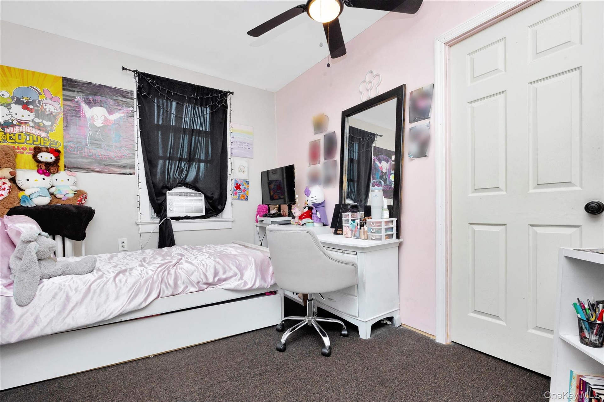 Bedroom with carpet flooring, cooling unit, and ceiling fan