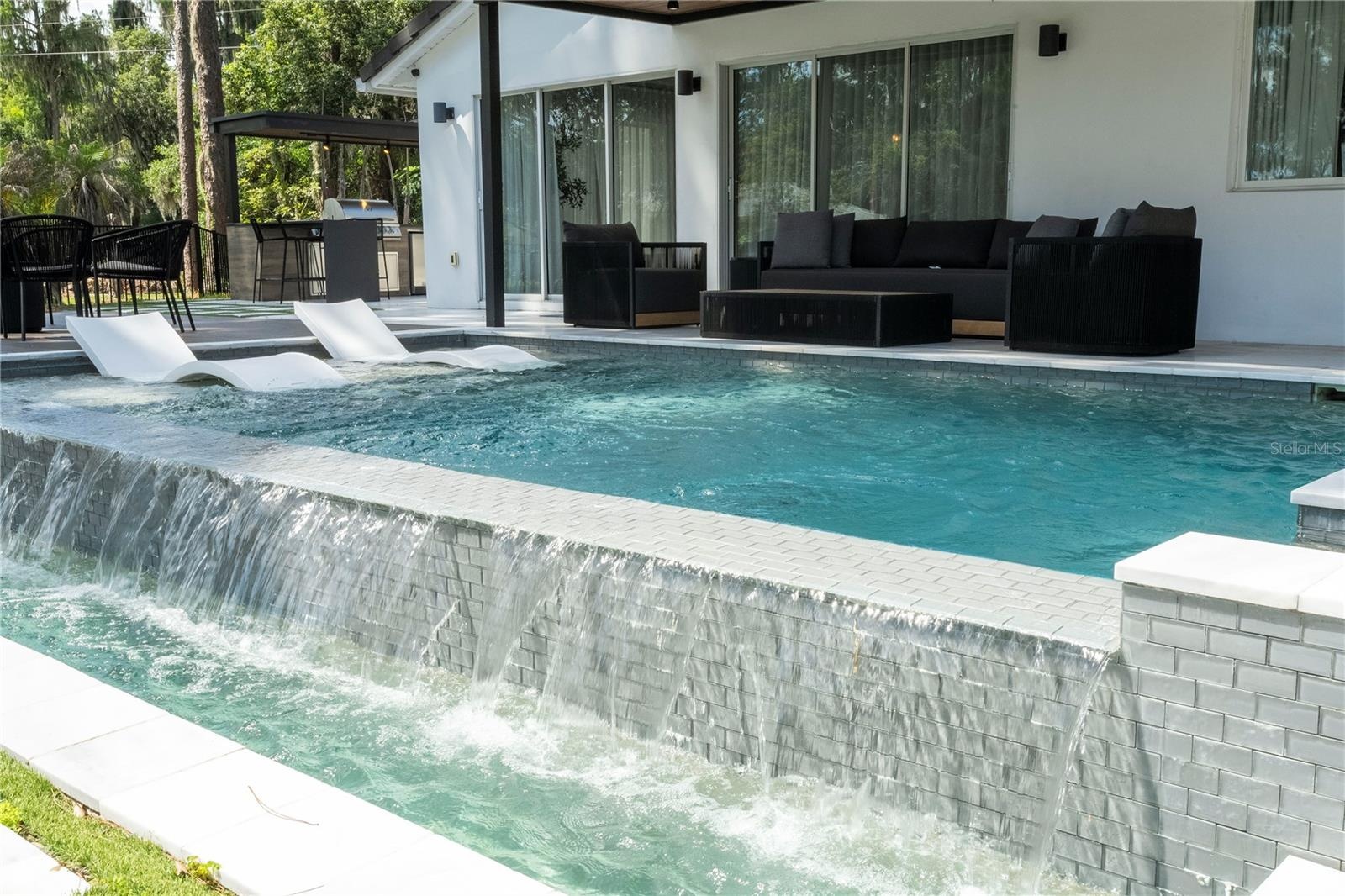 Infinity edge pool