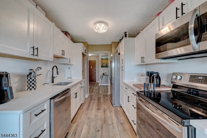 Eat-in Kitchen