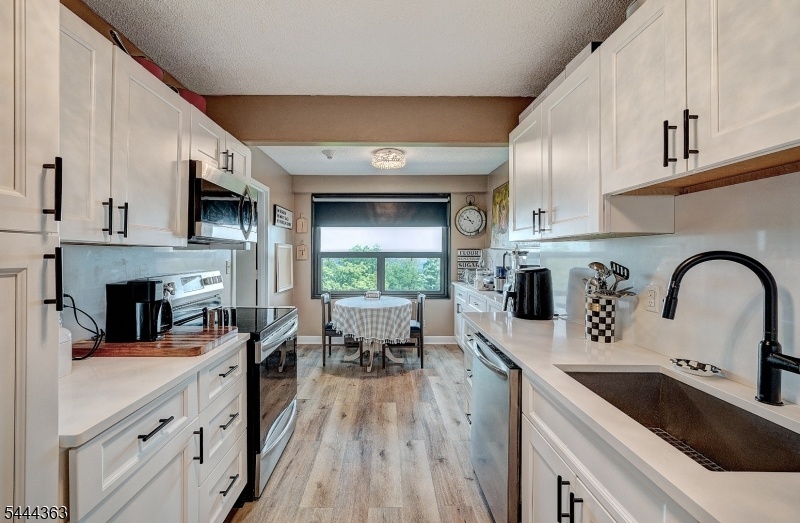 Eat-in Kitchen