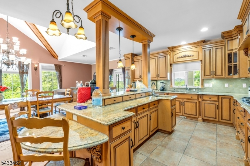 KITCHEN/DINING AREA