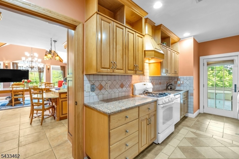 PANTRY/2ND KITCHEN
