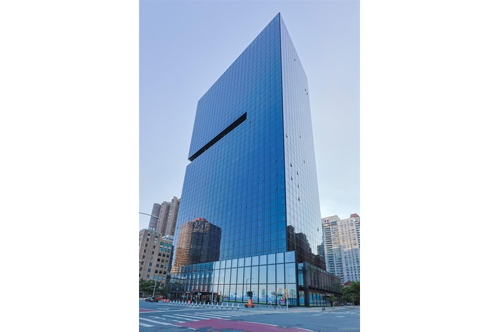 One United Nations Park is an iconic 43-story condominium tower located on First Avenue between East 39th and East 40th Streets. Positioned just south