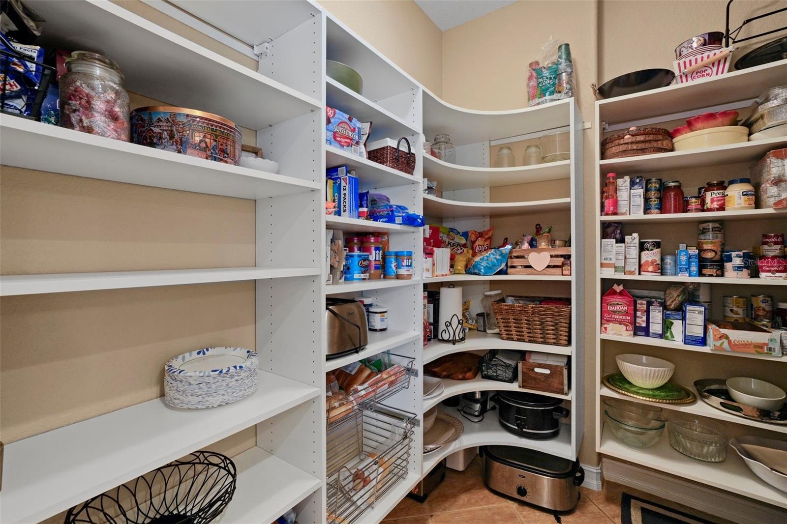 Walk in pantry closet