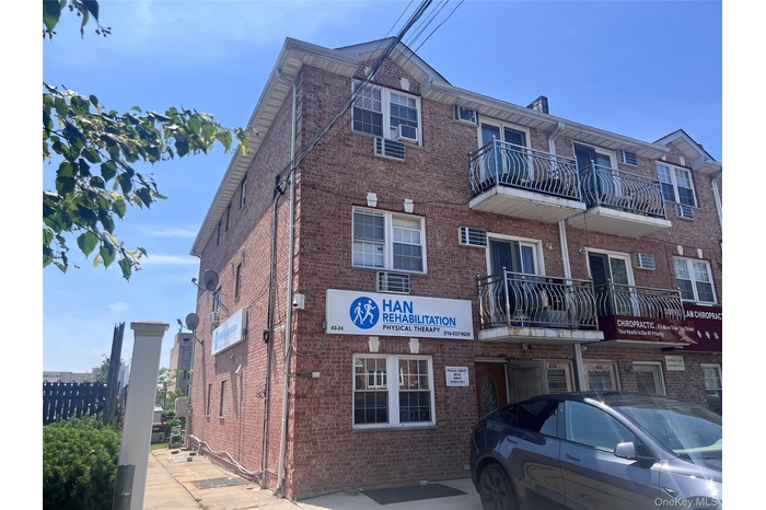 4 Family APT, Mixed use, high ceiling, separate entrance. 2 balconies