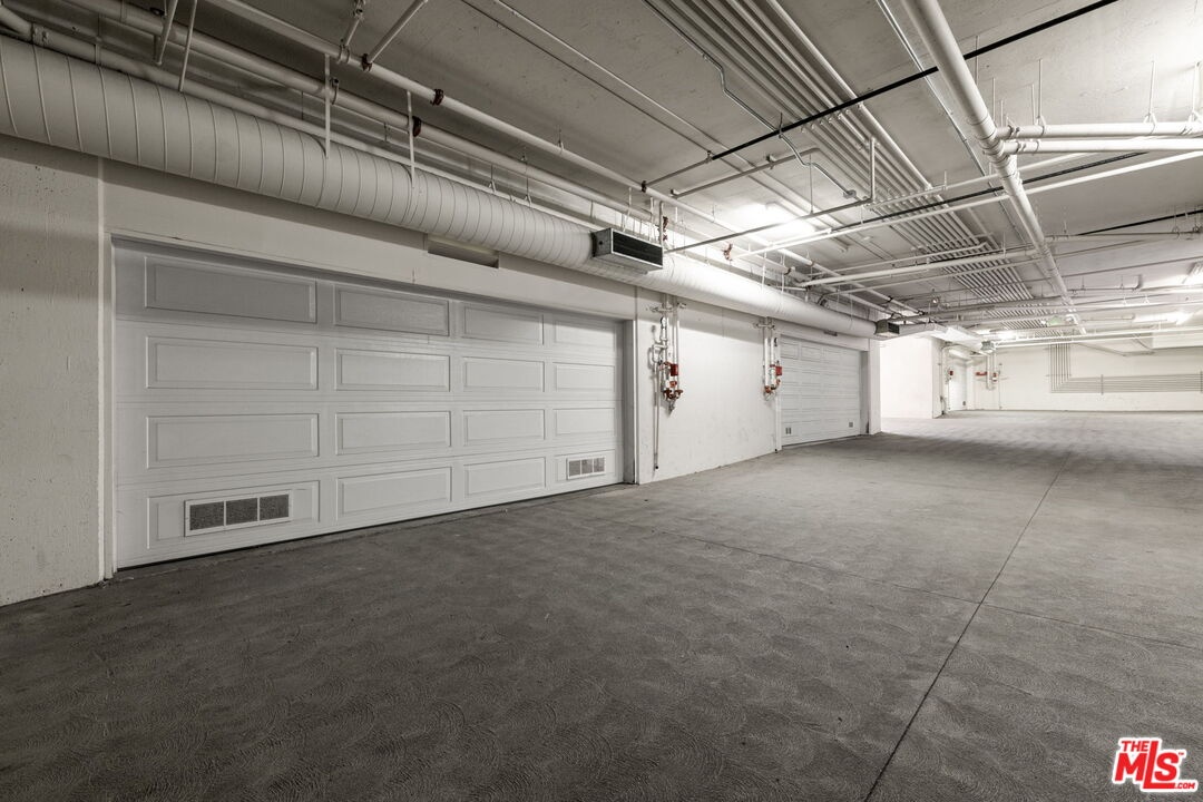Private Garage Door in Common