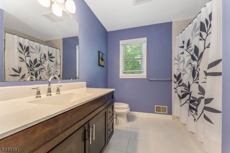 2nd Fl Hall Bath
