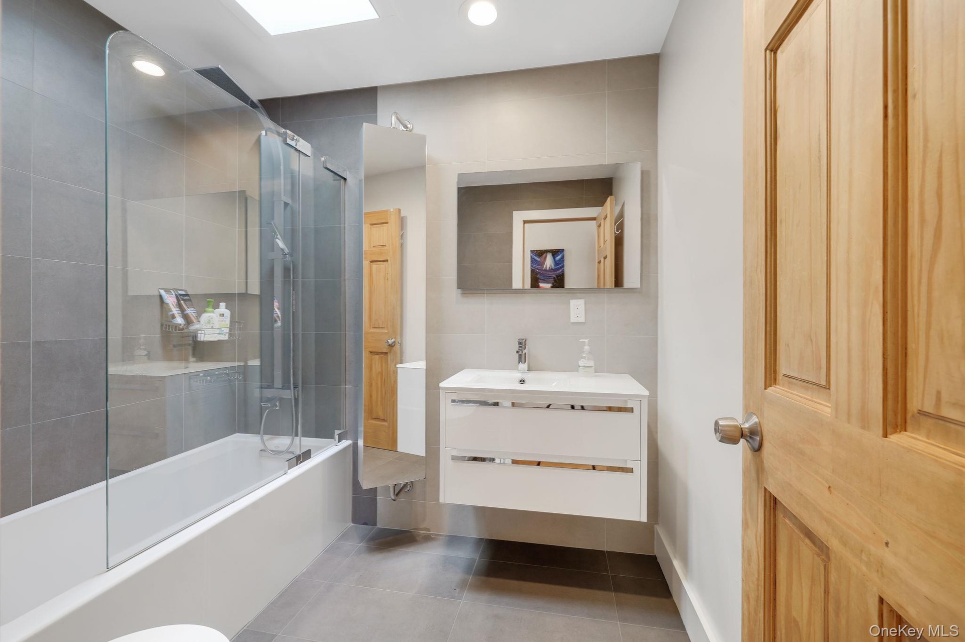 Hallway Full Bath with Shower and Tub