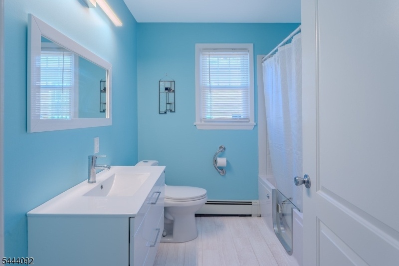Bathroom w/walk-in jetted tub