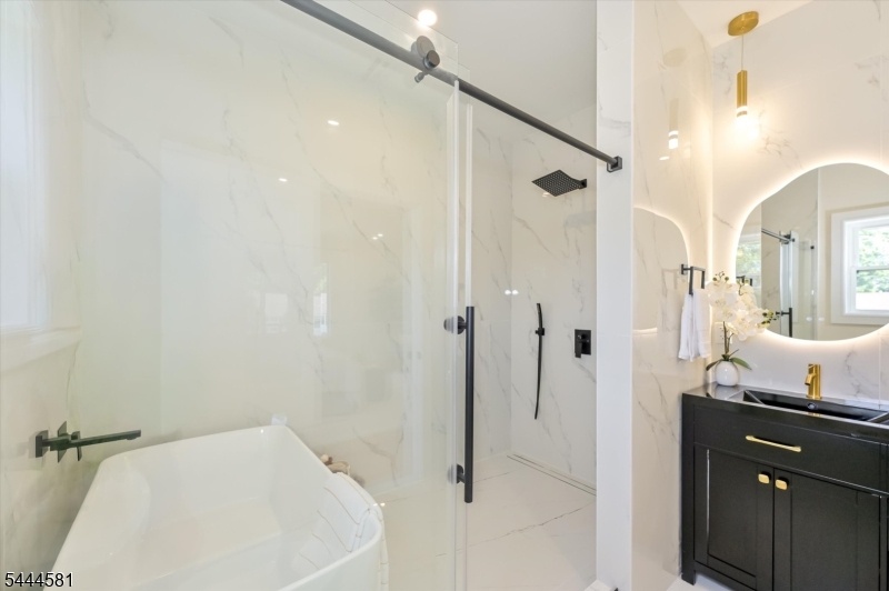 En-suite primary bathroom