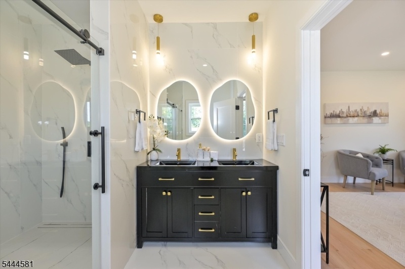 En-suite primary bathroom