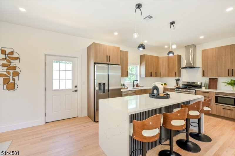 Designer kitchen w/island