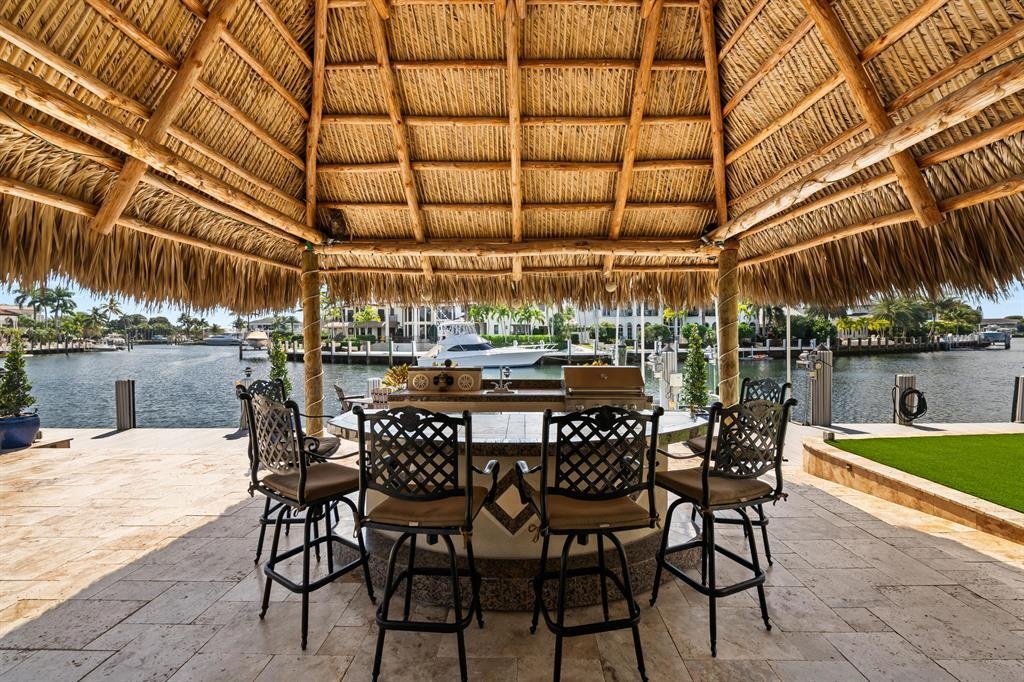 OUTDOOR KITCHEN/ISLAND