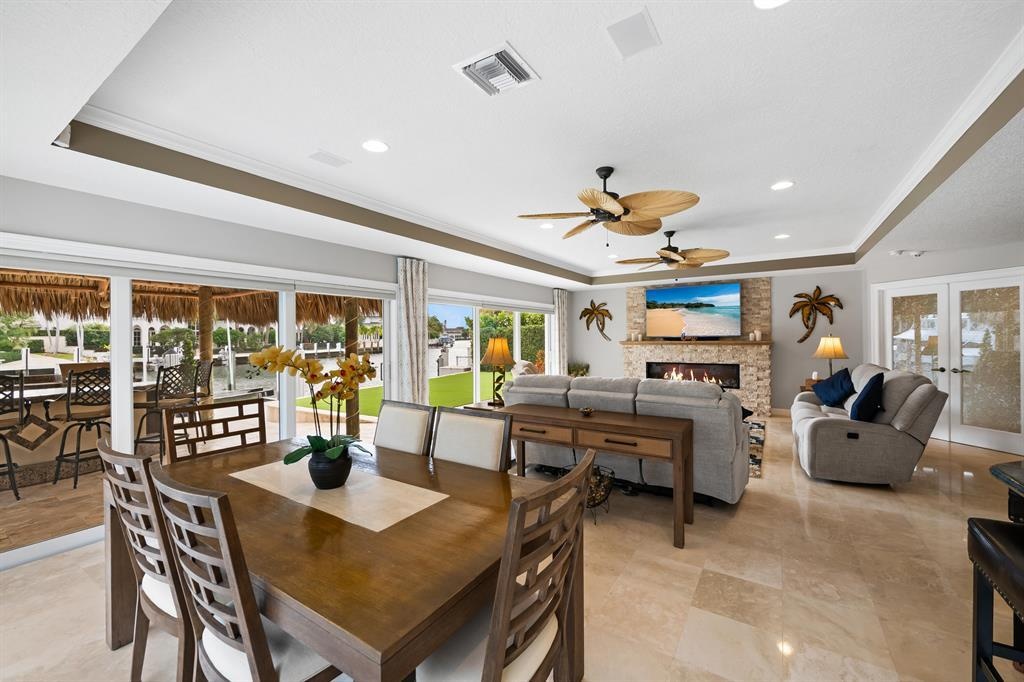 BREAKFAST/LIVING ROOM