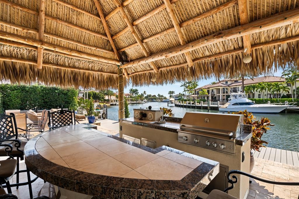 OUTDOOR KITCHEN/ISLAND