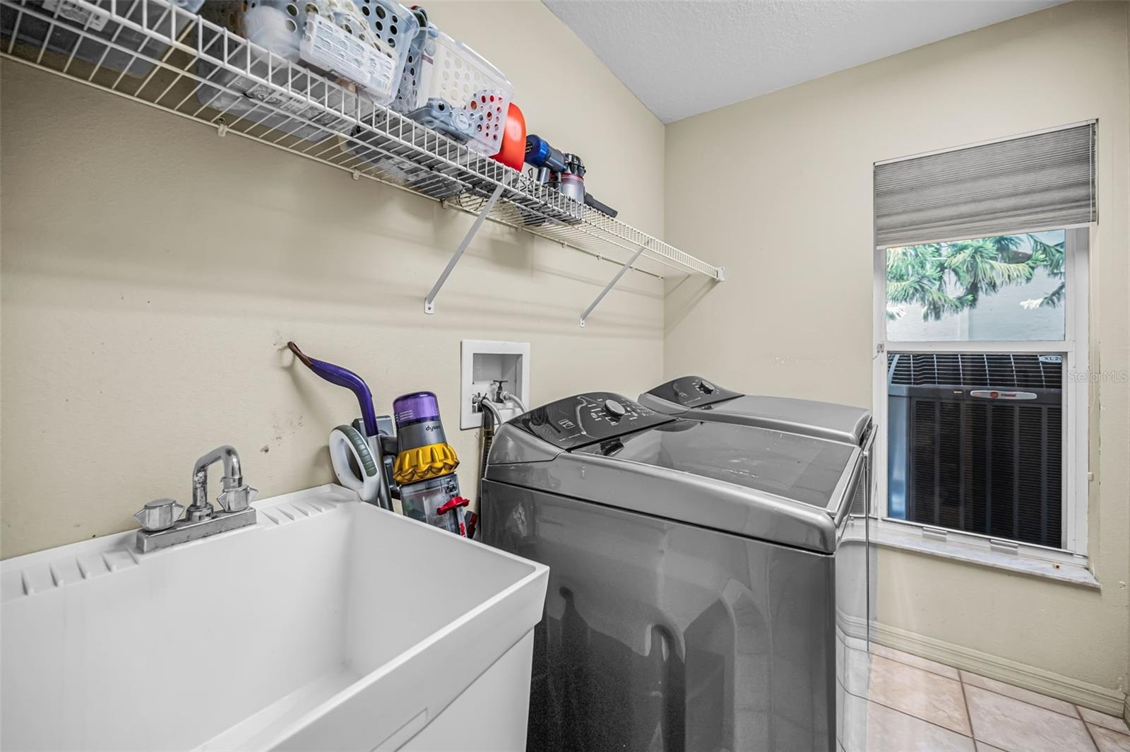 Laundry room w/utility sink