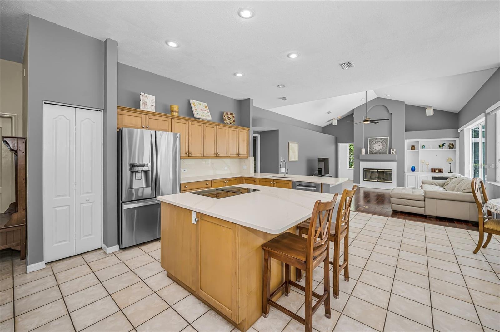 Kitchen island w/breakfast bar