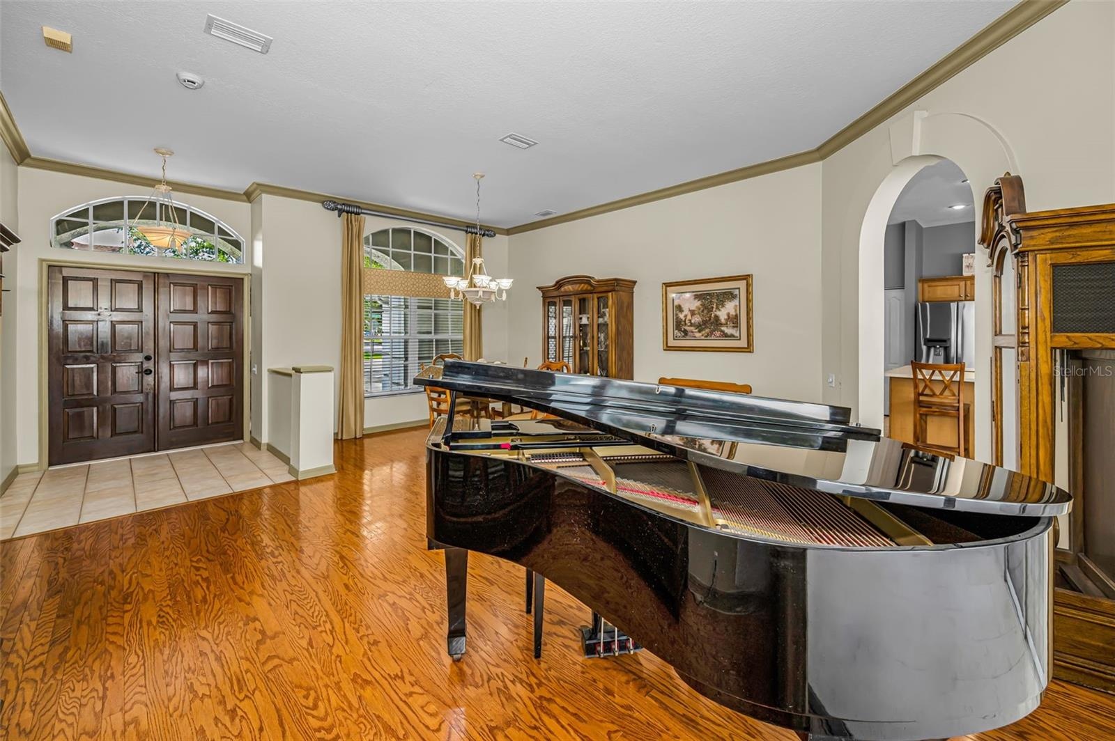 Formal living/dining rooms