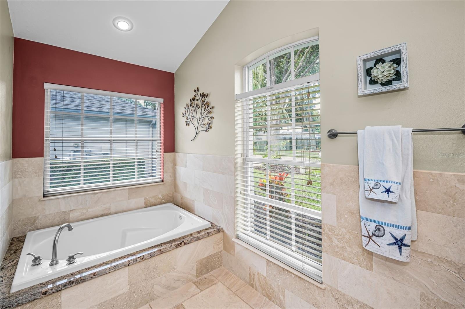 Primary Bathroom w/soaking tub