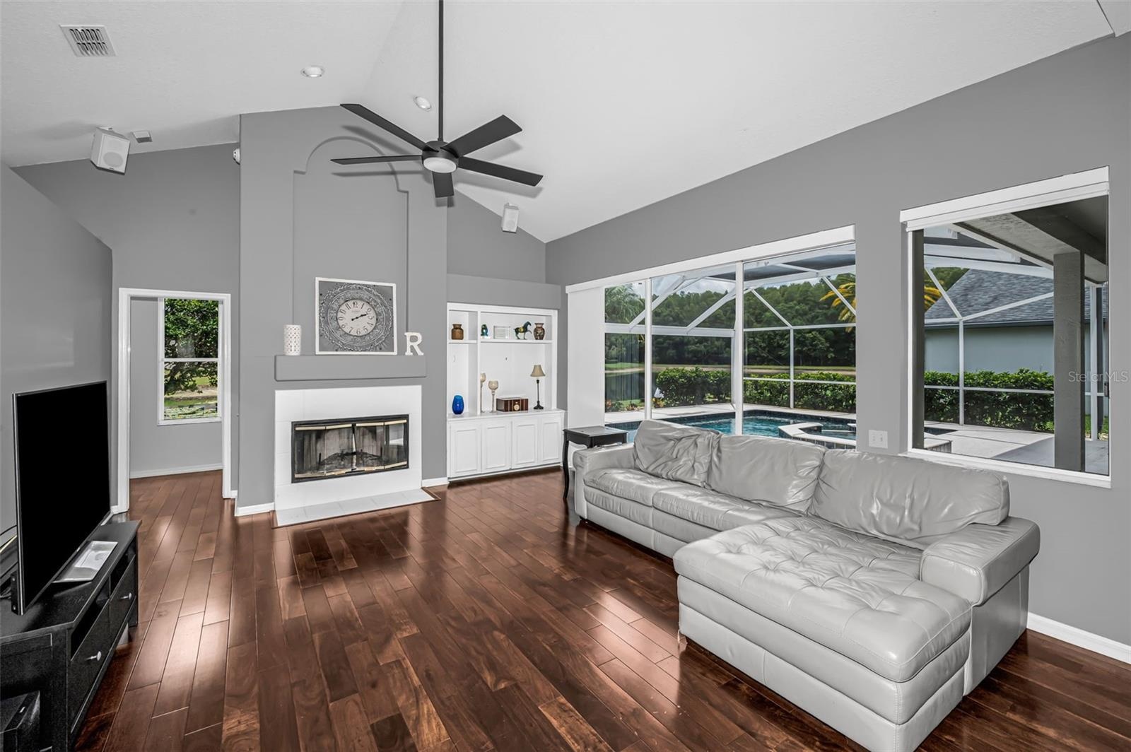 Family Room w/built-in bookshelves