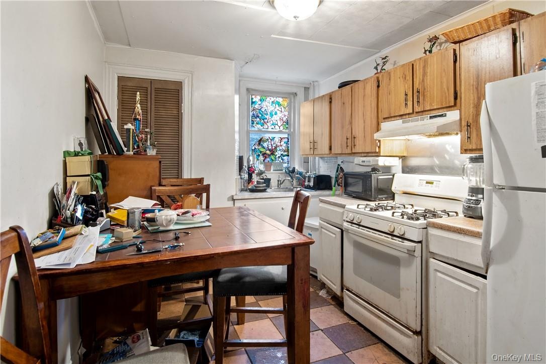 kitchen for bottom floor apartment