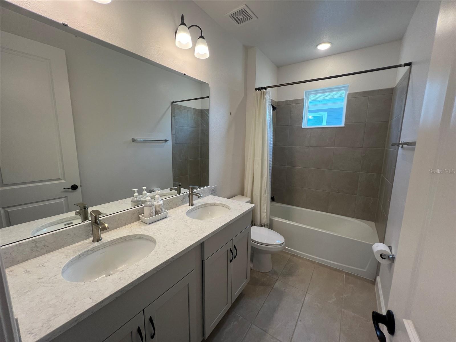 Upstairs Full Bathroom