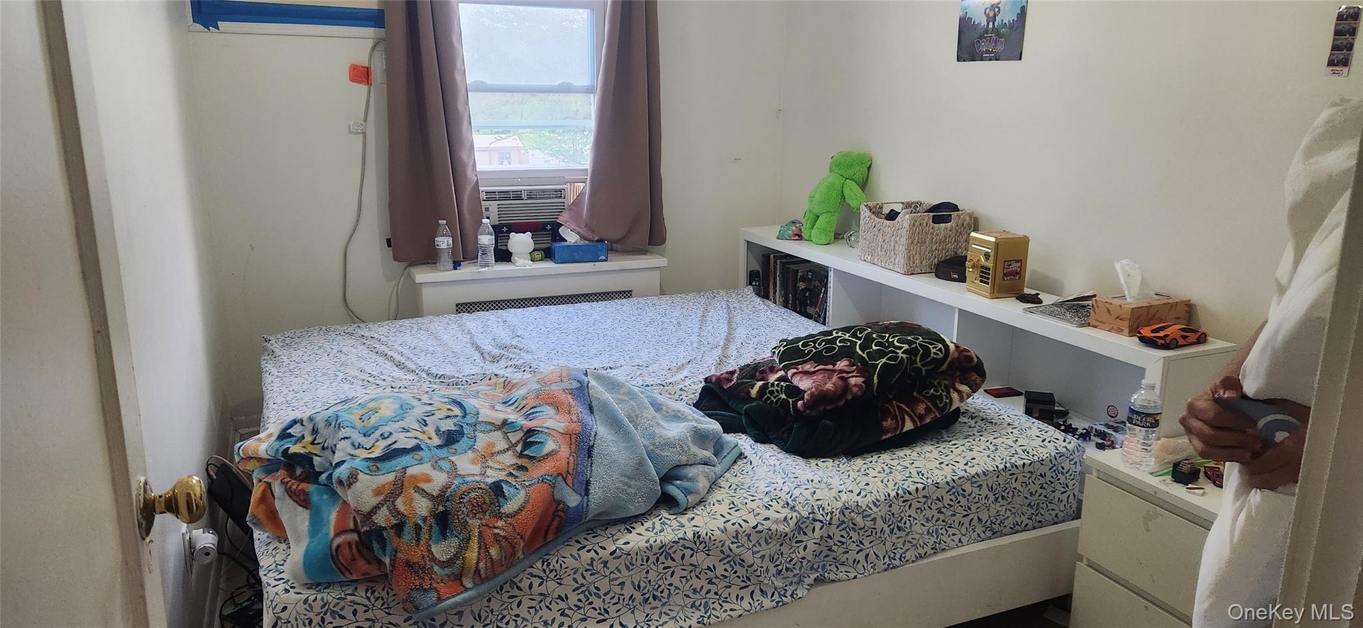 Bedroom with radiator and cooling unit