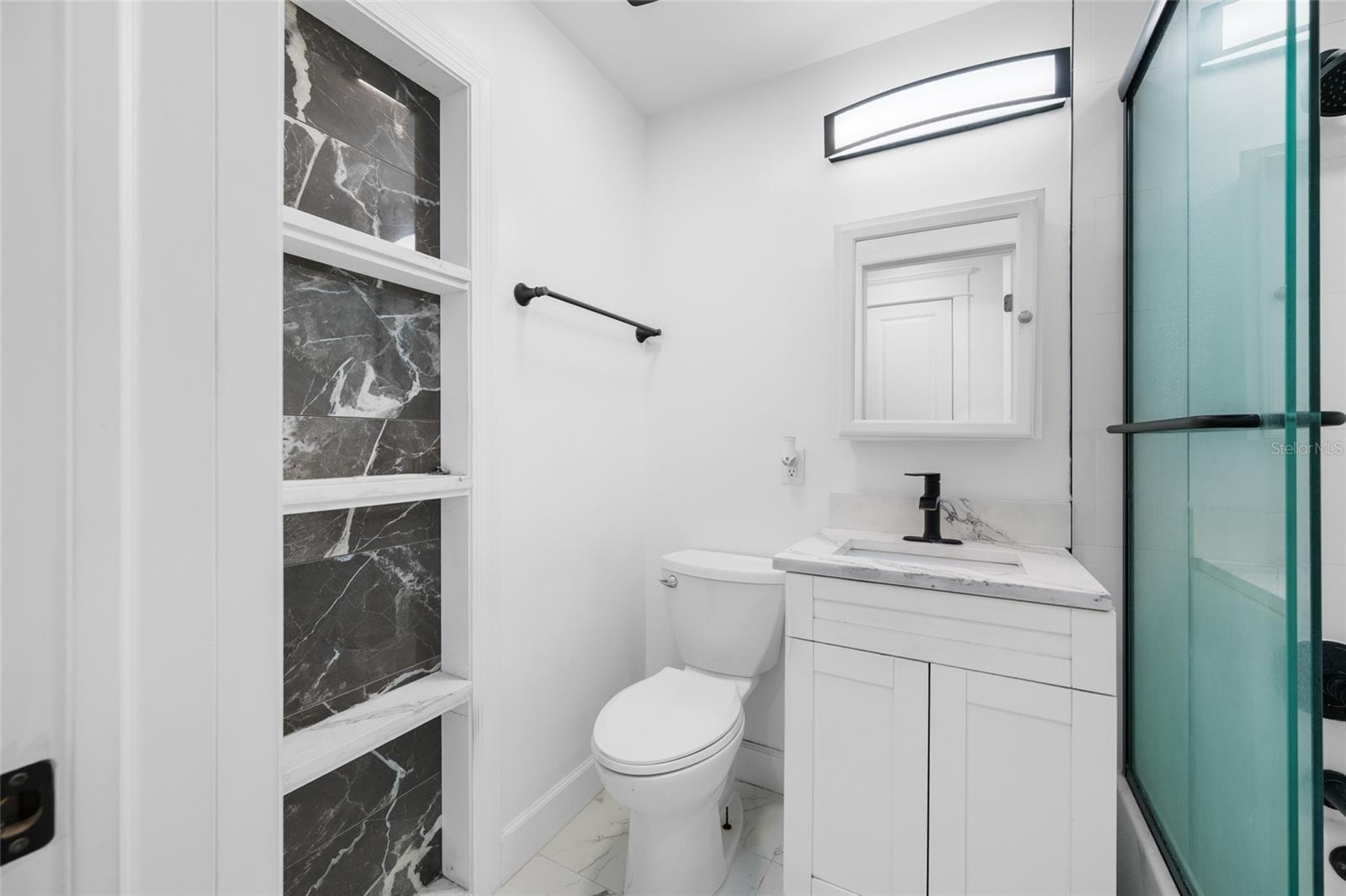 Upstairs Full Bathroom