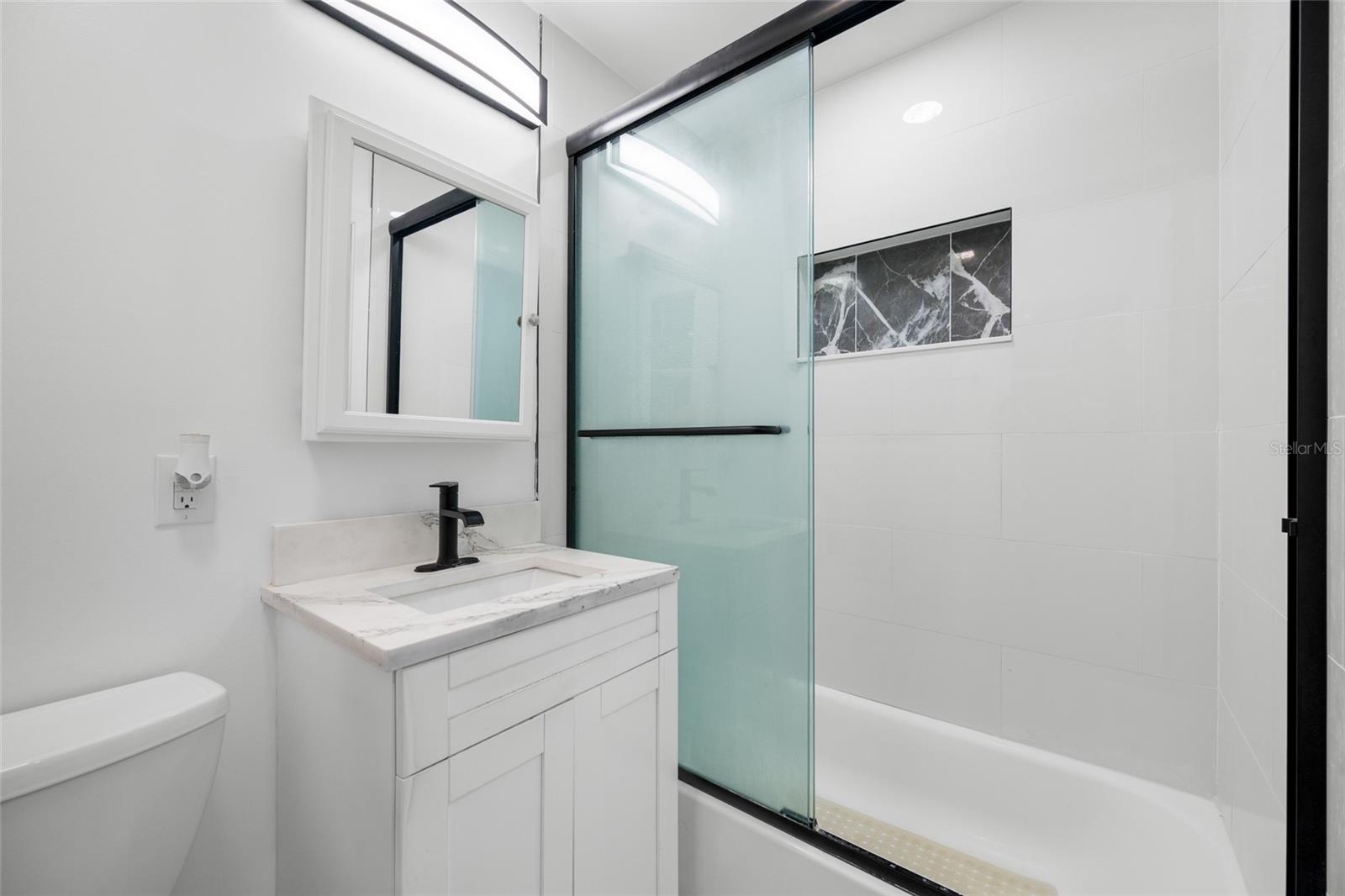Upstairs Full Bathroom