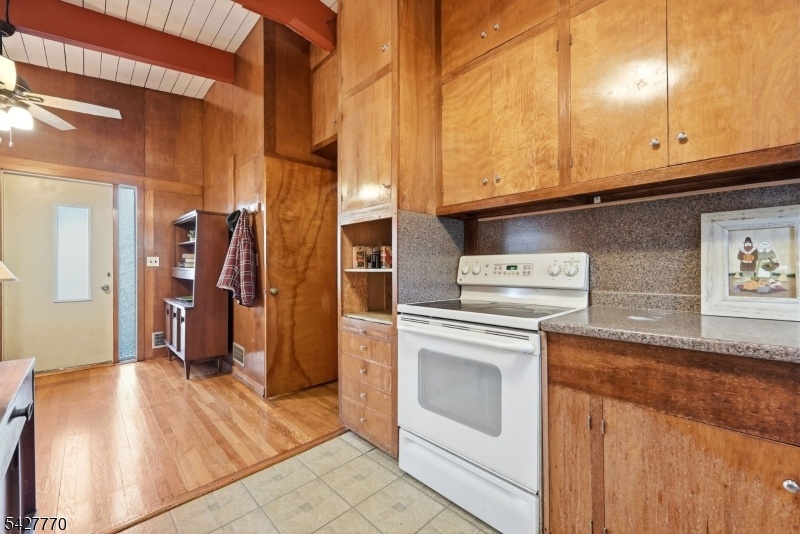 Entrance foyer & kitchen