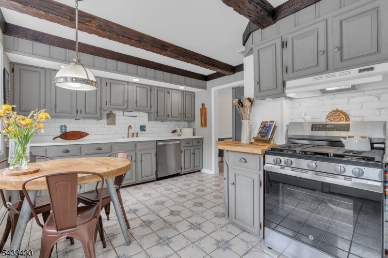 Eat-In Kitchen