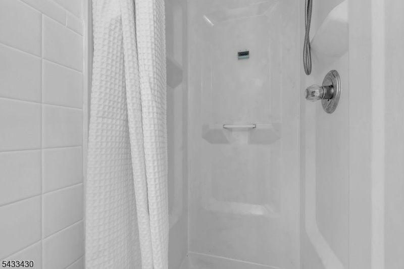 Full Bathroom/2nd Floor