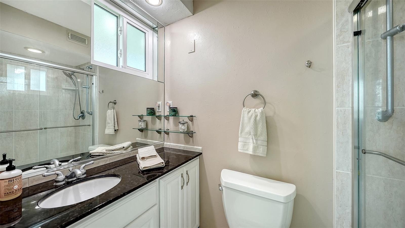 En suite primary suite bathroom