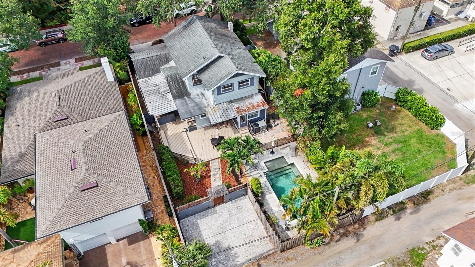 From above, the property’s private outdoor spaces and convenient rear access come into full view.
