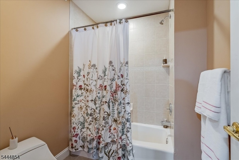 Full Bath - Jack & Jill