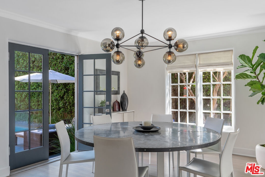 Stylish Dining with Garden Vie