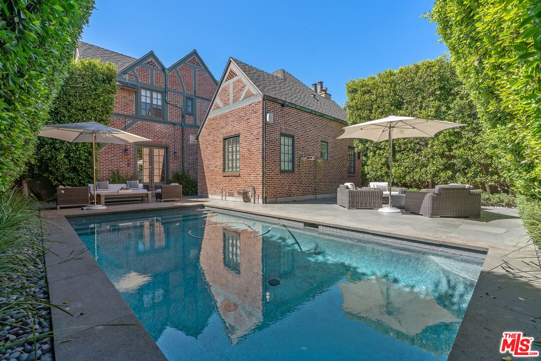 Privacy Hedge Surrounds the Ho