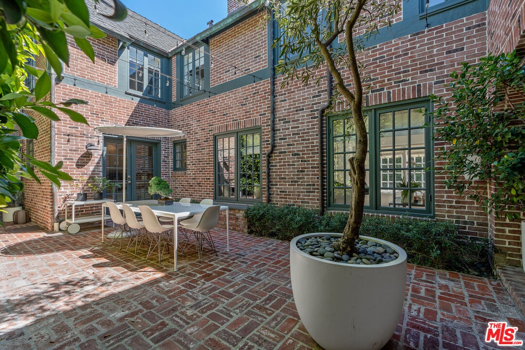 Entertaining Courtyard