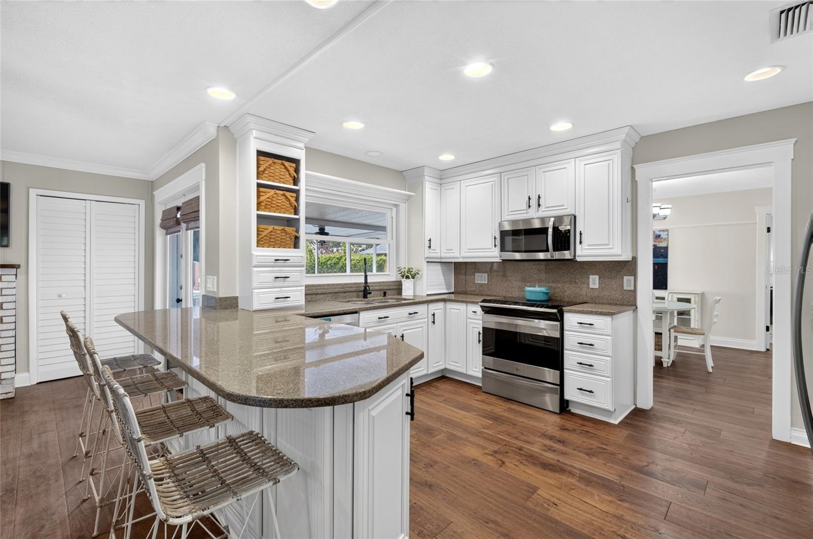 Kitche With Bar Stools