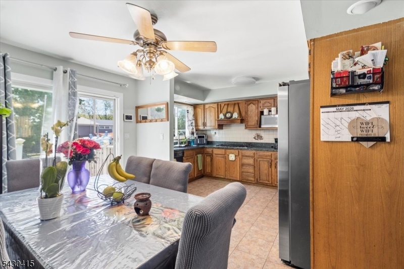 Dining Area & Kitchen