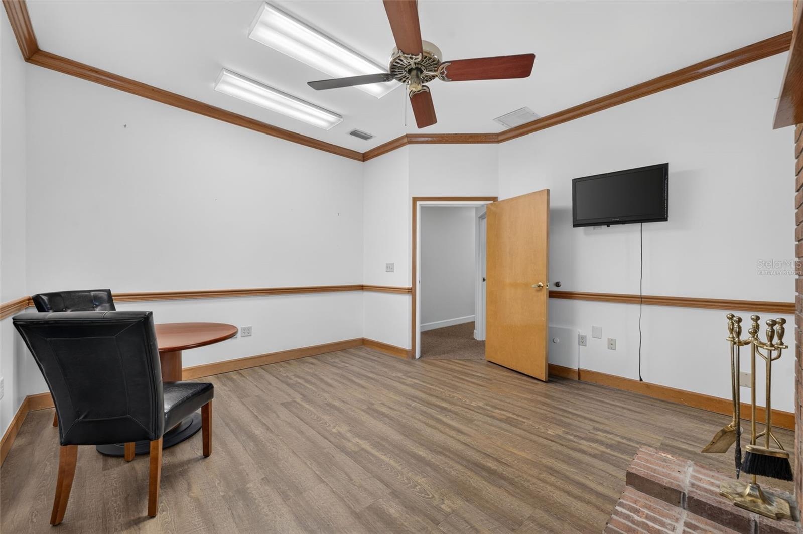 Executive office 2 virtually staged