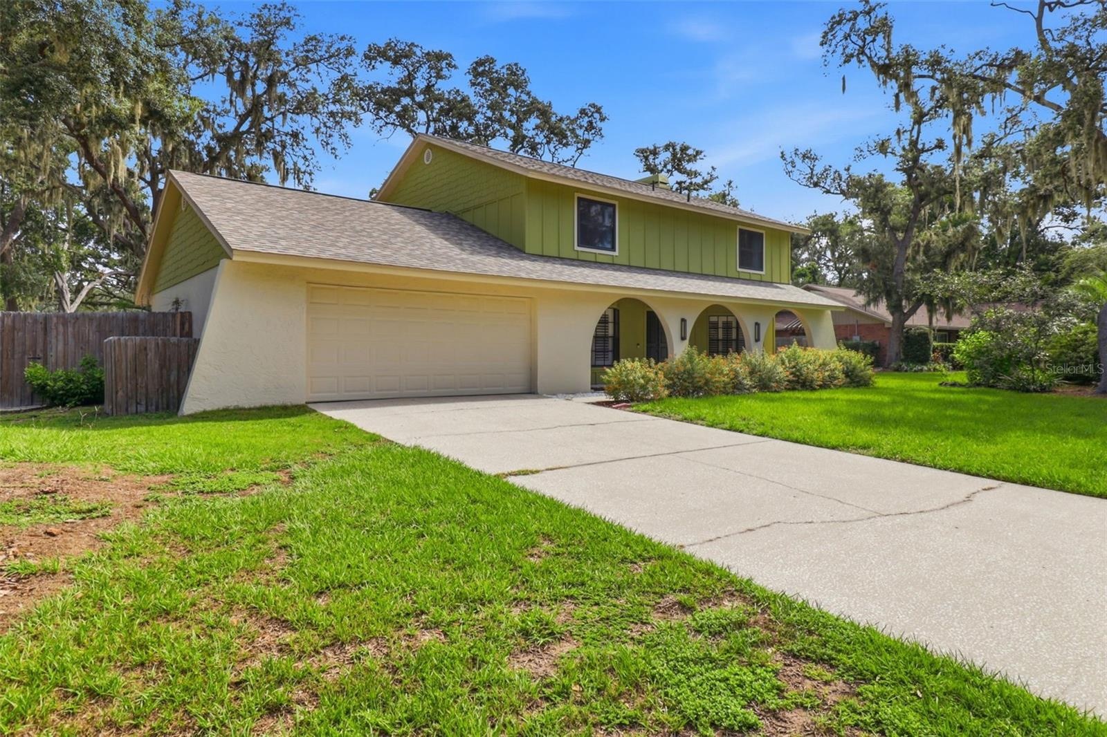 Parking for 2 in garage and 4 cars in driveway