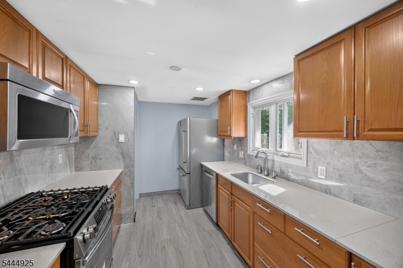 Updated Kitche w/SS Appliances
