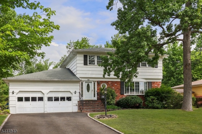 Front View & Driveway