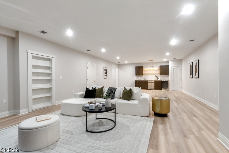 Lower level entertainment room
