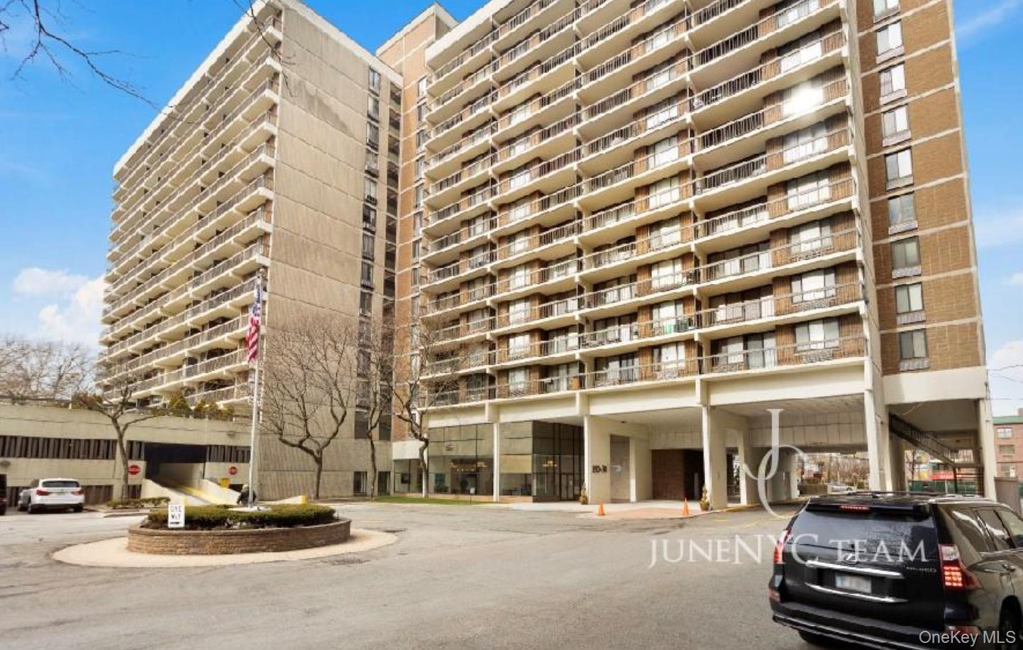 Full-Service Building with ParkingWell-maintained full-service building featuring a convenient guest parking area for visitors, plus garage parking fo